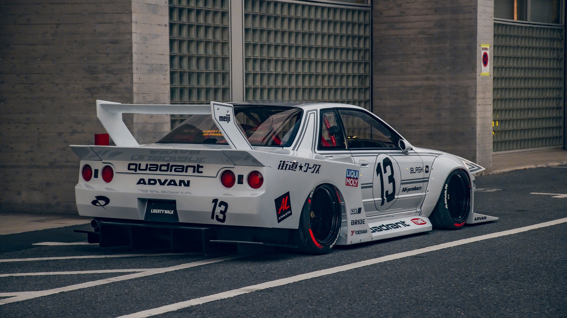 La Nissan GT-R R32 di Liberty Walk è senza freni - Veloce